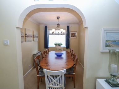 A dining room with a table and chairs at Wingelock in Rhosneigr