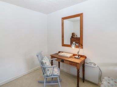 A bedroom with a desk and lamp at Wingelock in Rhosneigr