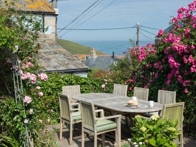 A garden with a table and chairs at 84 Fore Street, Port Isaac