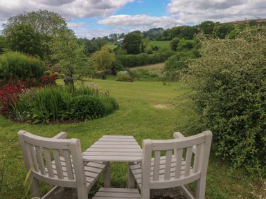 A garden with chairs and a table at Garden View in Pembroke