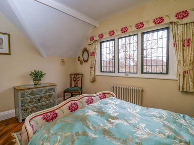 A bedroom with a bed and a chair at the White House in 