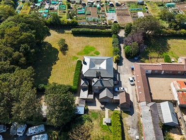 A house with a garden and driveway at Guillemot in Flamborough