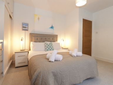 A bedroom with a bed and folded towels on the blanket at Tandarra in Keswick