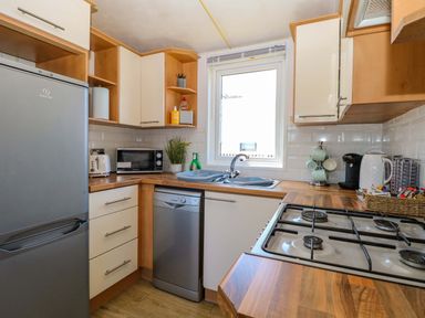 A kitchen with appliances and countertop space at 25 Foxburrow Hang, Fritton near Belton