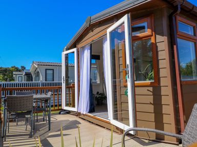 An outdoor deck with a table and chairs at 25 Foxburrow Hang in Fritton near Belton
