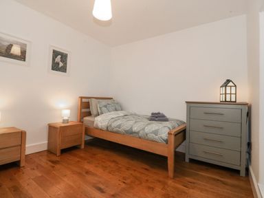 A bedroom with a bed and furniture at Ty Capel Bethania in Nant Gwynant