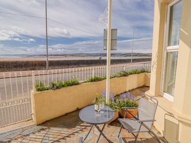 An outdoor area with a table and chairs at Sea Lovers in Exmouth