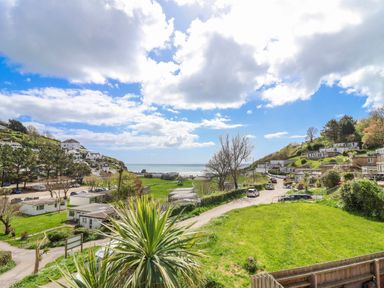 A view of the sea and mobile homes at Shells Cottage in Looe