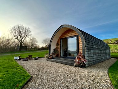 A cabin with a gravel area and seating at Willow in Llangurig near Llanidloes