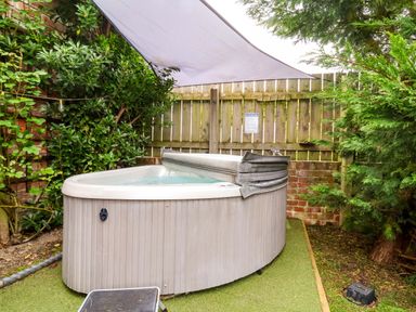 A hot tub in a garden at Sunset Cottage in Swimbridge near Barnstaple