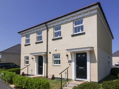 A house with two entrances and windows at Seashell Sands in Appledore