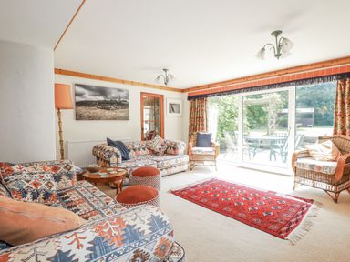 A living room with sofas and a table at Temple House in Goonhavern