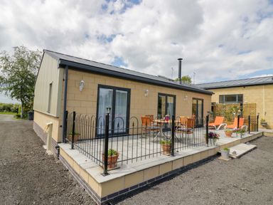 An outdoor area with seating and plants at The Barn in Astwood Bank