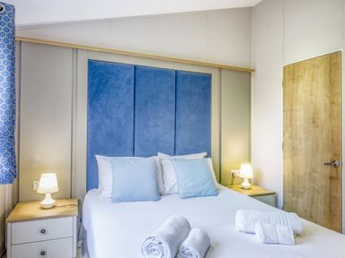 A bedroom with a bed and bedside table at Lodge 73 at Riviera Bay Coastal Retreat Brixham