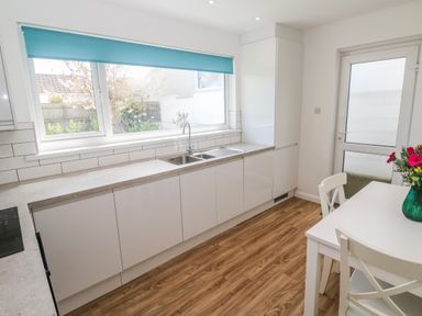 A kitchen with a sink and cabinets at Bod A Quinte in Carbis Bay