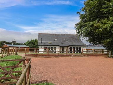 A house with fenced outdoor area and gravel driveway at Campion Cottage in Brendon Hill near Roadwater