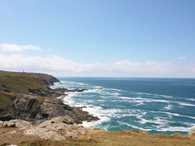 A coastal view with rocky cliffs and the ocean at Victory View in Pendeen