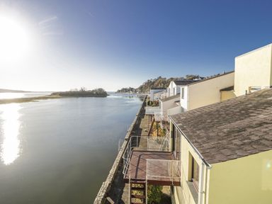 A river view with houses along the bank at Estuary Escape in Porthmadog