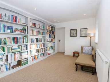 A study with bookshelves and a reading chair at Yr Hen Felin Dyffryn Ardudwy