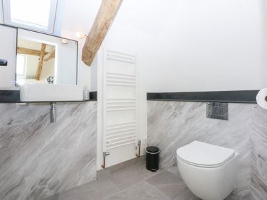 A bathroom with a sink and toilet at Yr Hen Felin in Dyffryn Ardudwy