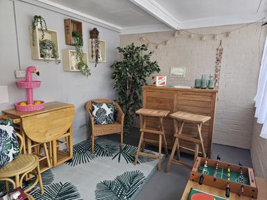 A snug with a bar and seating area at Seahorses
