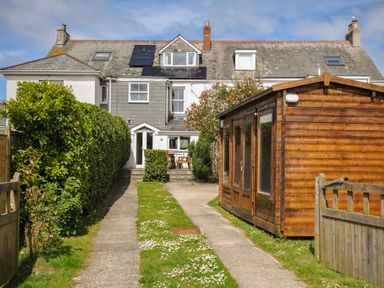 A garden with a house and a wooden shed at 2 Glyddins 1910 in Rock