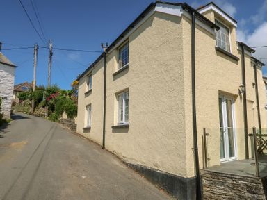 A house on a road with garden and electric poles at Hilldene in Treknow