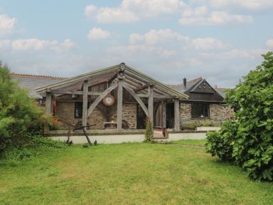 A house with wooden beams and garden at Horseshoe Cottage Near Holywell Bay