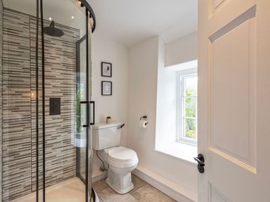 A bathroom with a shower and toilet at Snowdonia Manor in Dolgellau