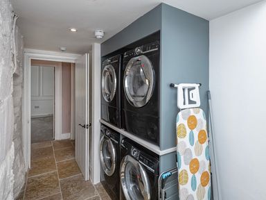 A laundry room with washer and dryer at Snowdonia Manor in Dolgellau