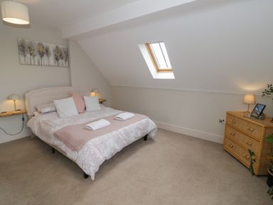 A bedroom with a bed and bedside lamps at Little Acre Church Lench near Harvington