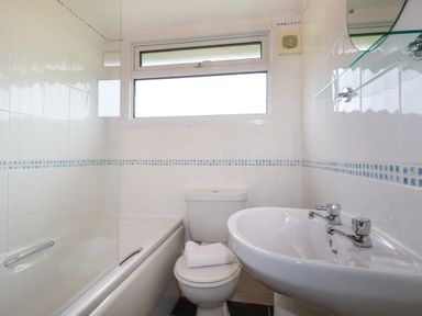 A bathroom with a bathtub toilet and sink near High Cove near St Merryn
