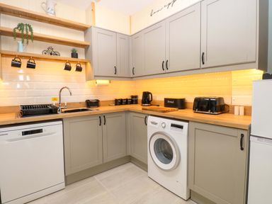 A kitchen with cabinets and appliances at Rainbow's End in Swanton Morley