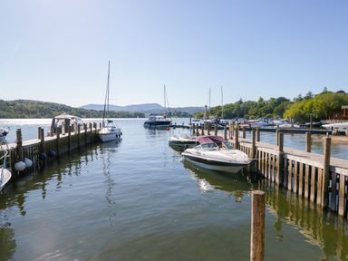 A dock with boats on water at Dovedale Lodge in Troutbeck Bridge