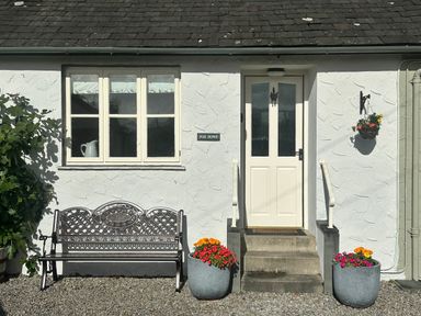 A bench in front of the entrance door at Fox Howe in Thornthwaite