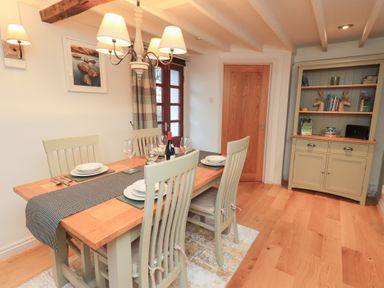 A dining room with a table and chairs at Jasmine Cottage in Thornthwaite