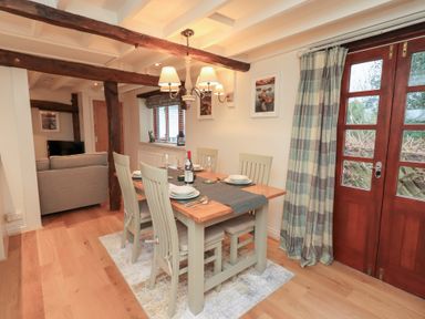A dining room with a table and chairs at Jasmine Cottage in Thornthwaite