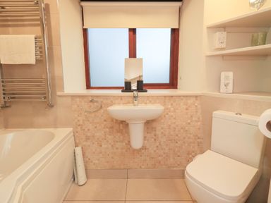 A bathroom featuring a sink, toilet, and bath tub at Jasmine Cottage in Thornthwaite
