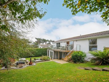 A backyard with a lawn patio outdoor furniture and plants at Seamay in Polzeath