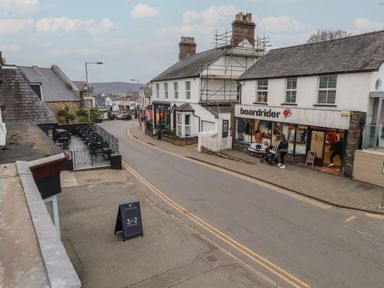 A street with shops and a cafe with outdoor seating at Hoheck in Abersoch