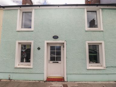 A house with a door and windows at 41 St. James Street in Narberth