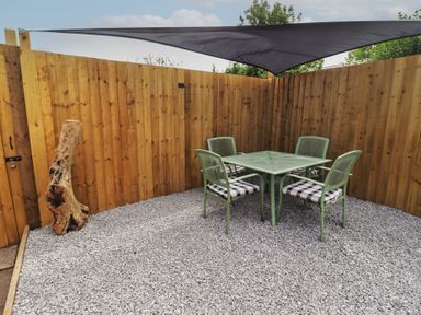 An outdoor area with a table and chairs surrounded by a fence at 41 St. James Street Narberth