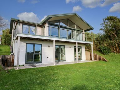 A house with a balcony and garden at Green Shutters Freshwater East near Lamphey