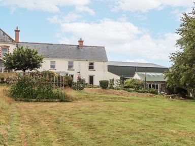 A garden with a house and barn at Aunty Junes Cottage Okehampton