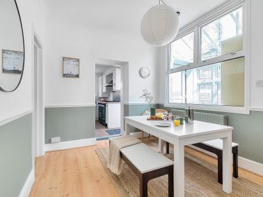 A dining room with a table and chairs at Palm House in Newquay