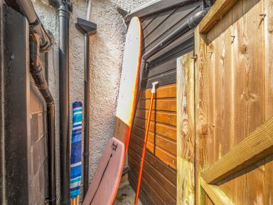 An outdoor area with a surfboard and paddle at Palm House in Newquay
