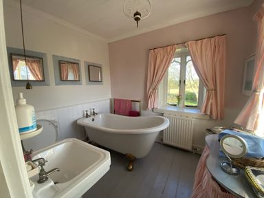 A bathroom with a bathtub and sink at Cefn Campstone Llanvihangel Crucorney near Abergavenny