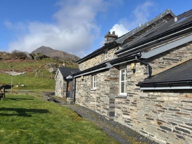 A stone house with a pathway in the outdoor area at Ty Llugwy in Capel Curig near Betws-Y-Coed
