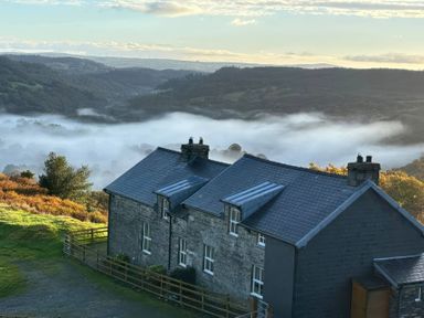 A house with a view of the valley at Ty Llugwy in Capel Curig near Betws-Y-Coed