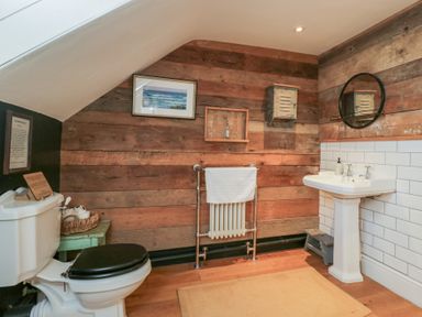 A bathroom with a sink and toilet at Cotswold House in Moreton-In-Marsh